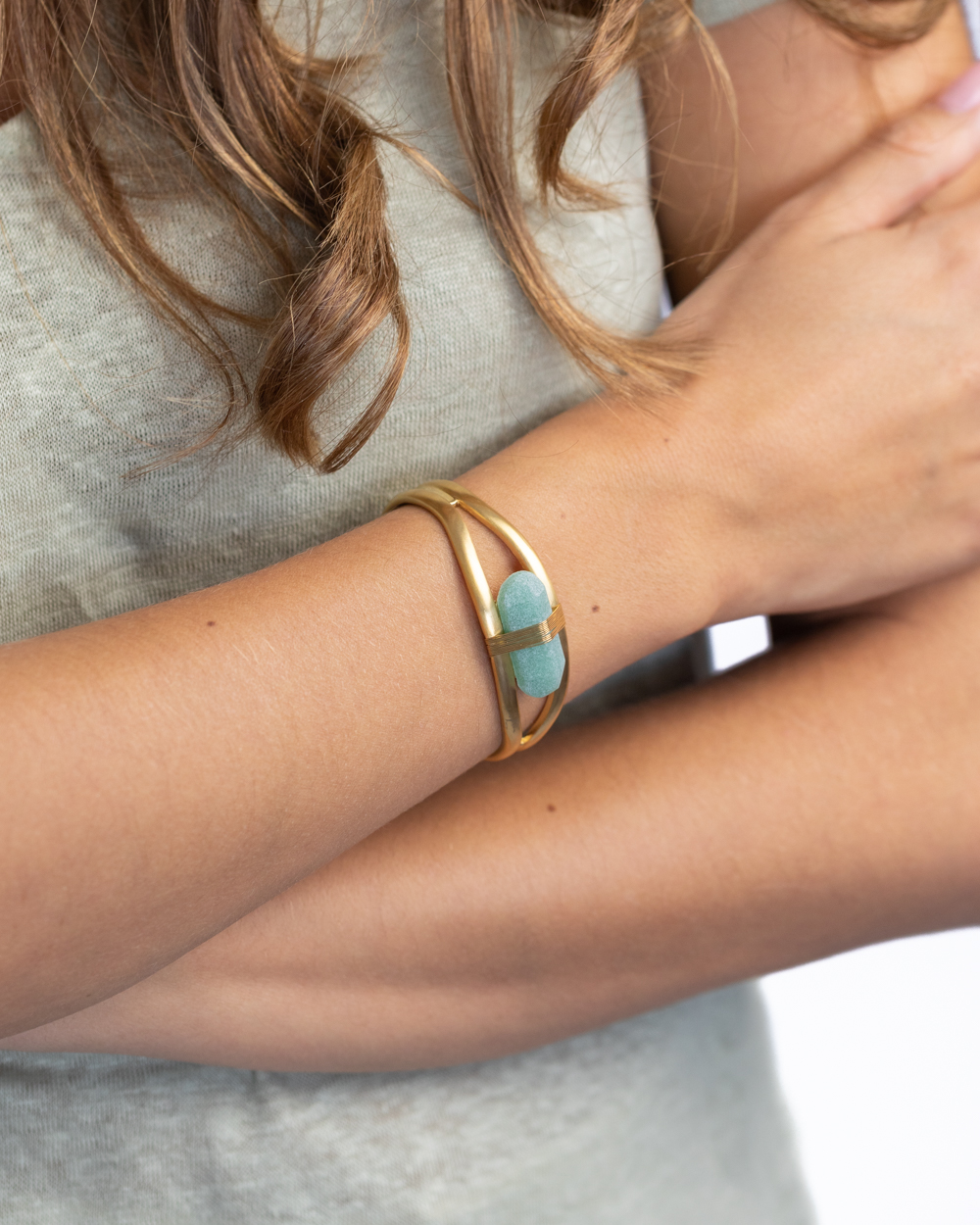 De Attica Green armband is een armband van roestvrij staal in Griekse stijl, afgewerkt met een prachtige groene Aventurijn natuursteen. Deze armband is een echte eye-catcher en verkrijgbaar in maat XXS (heel klein) t/m XS (klein) en S (normaal).

Alle sieraden van Didyma zijn gemaakt van 316L roestvrij staal in combinatie met prachtig natuursteen. We kiezen voor dit materiaal omdat het zeer duurzaam, licht van gewicht en hypoallergeen is. 

Groene Aventurijn is een soort kwarts die vaak wordt gebruikt in sieraden en voor spirituele doeleinden. Hier is de betekenis ervan in drie eenvoudige opsommingstekens:

1. Breng geluk: groene aventurijn wordt vaak de "Stone of Luck" genoemd en wordt verondersteld geluk te brengen en de kans op succes te vergroten, vooral bij nieuwe ondernemingen.

2. Genezing en welzijn: mensen gebruiken het voor genezing omdat ze denken dat het hun geest en lichaam kan kalmeren en emoties in balans kan brengen

3. Verbinding met de natuur: men denkt dat de groene kleur van aventurijn een persoon verbindt met de natuur en persoonlijke groei aanmoedigt.

Attica is een historische regio van Griekenland die de stad Athene en de omliggende gebieden omvat. Het ligt aan de oostkant van het Griekse vasteland en staat bekend om zijn rijke geschiedenis en culturele betekenis. Attica heeft een belangrijke rol gespeeld in de Griekse geschiedenis en herbergt vele oude bezienswaardigheden en archeologische vindplaatsen.
